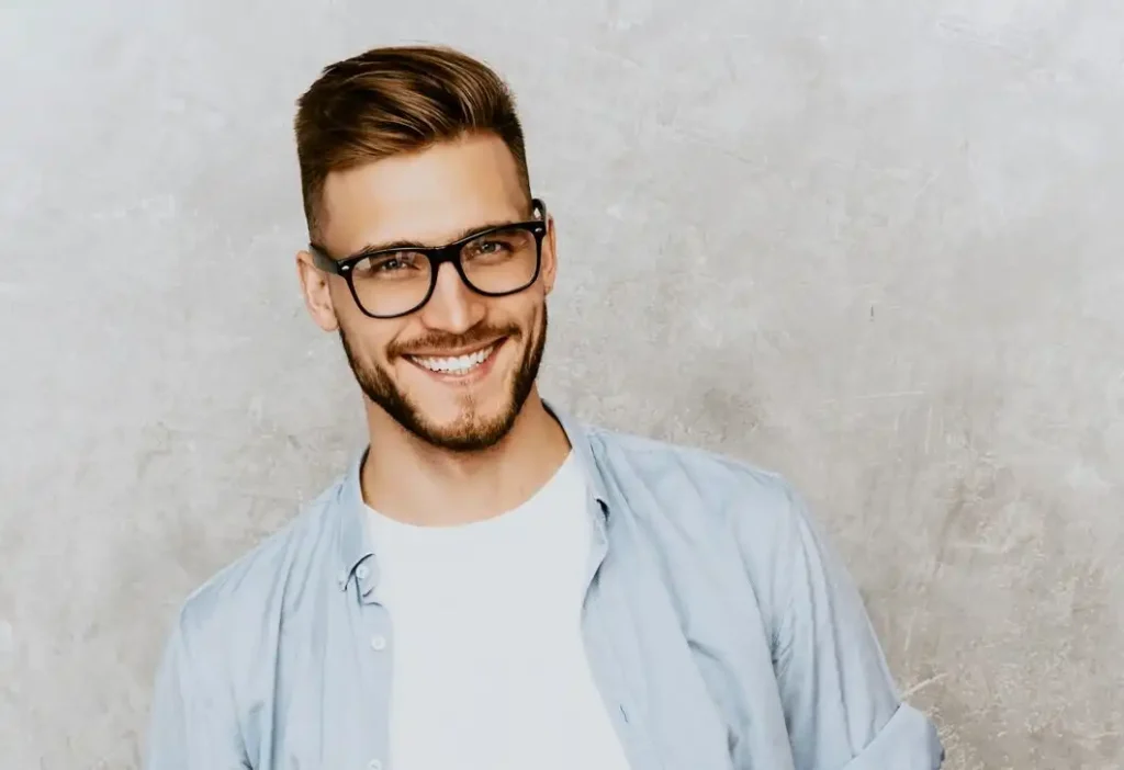 Retrato Guapo Con Gafas Graduadas Sonriente Joven Modelo Vistiendo Ropa Casual Camisa Hombre Elegante Moda Posando